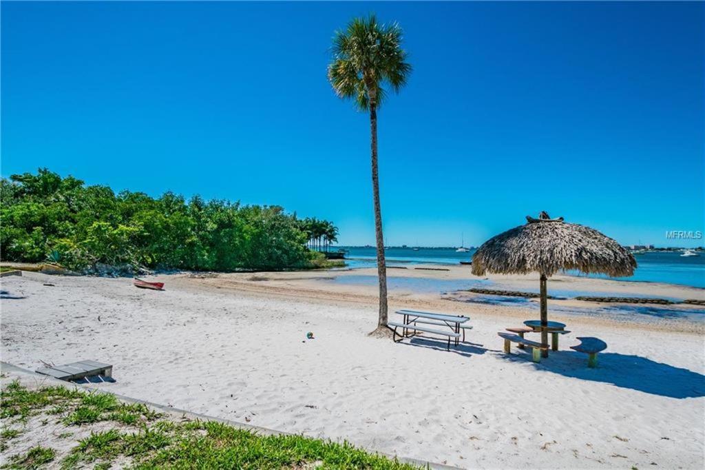 Affordable Two Bedroom Tropical Condo - Private Beach, Pools, Hot Tub St. Petersburg Exterior photo