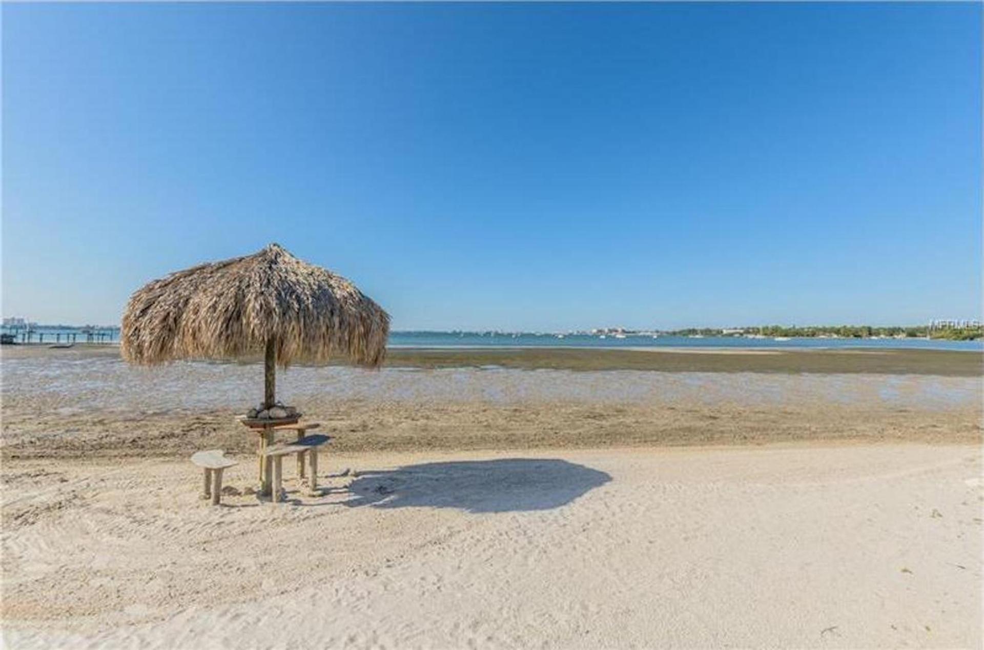 Affordable Two Bedroom Tropical Condo - Private Beach, Pools, Hot Tub St. Petersburg Exterior photo