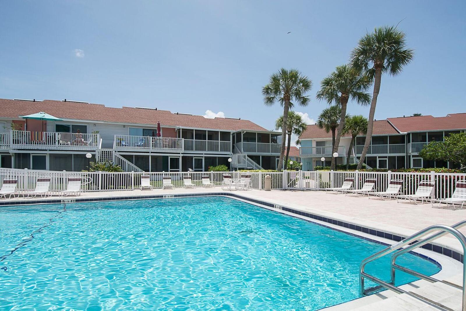 Affordable Two Bedroom Tropical Condo - Private Beach, Pools, Hot Tub St. Petersburg Exterior photo
