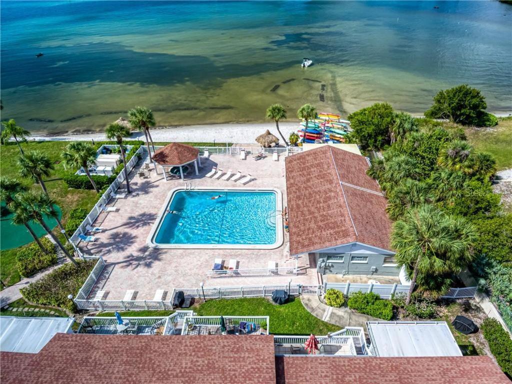 Affordable Two Bedroom Tropical Condo - Private Beach, Pools, Hot Tub St. Petersburg Exterior photo