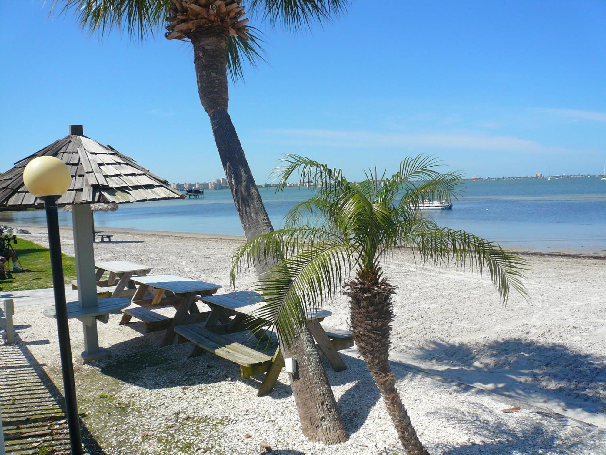 Affordable Two Bedroom Tropical Condo - Private Beach, Pools, Hot Tub St. Petersburg Exterior photo