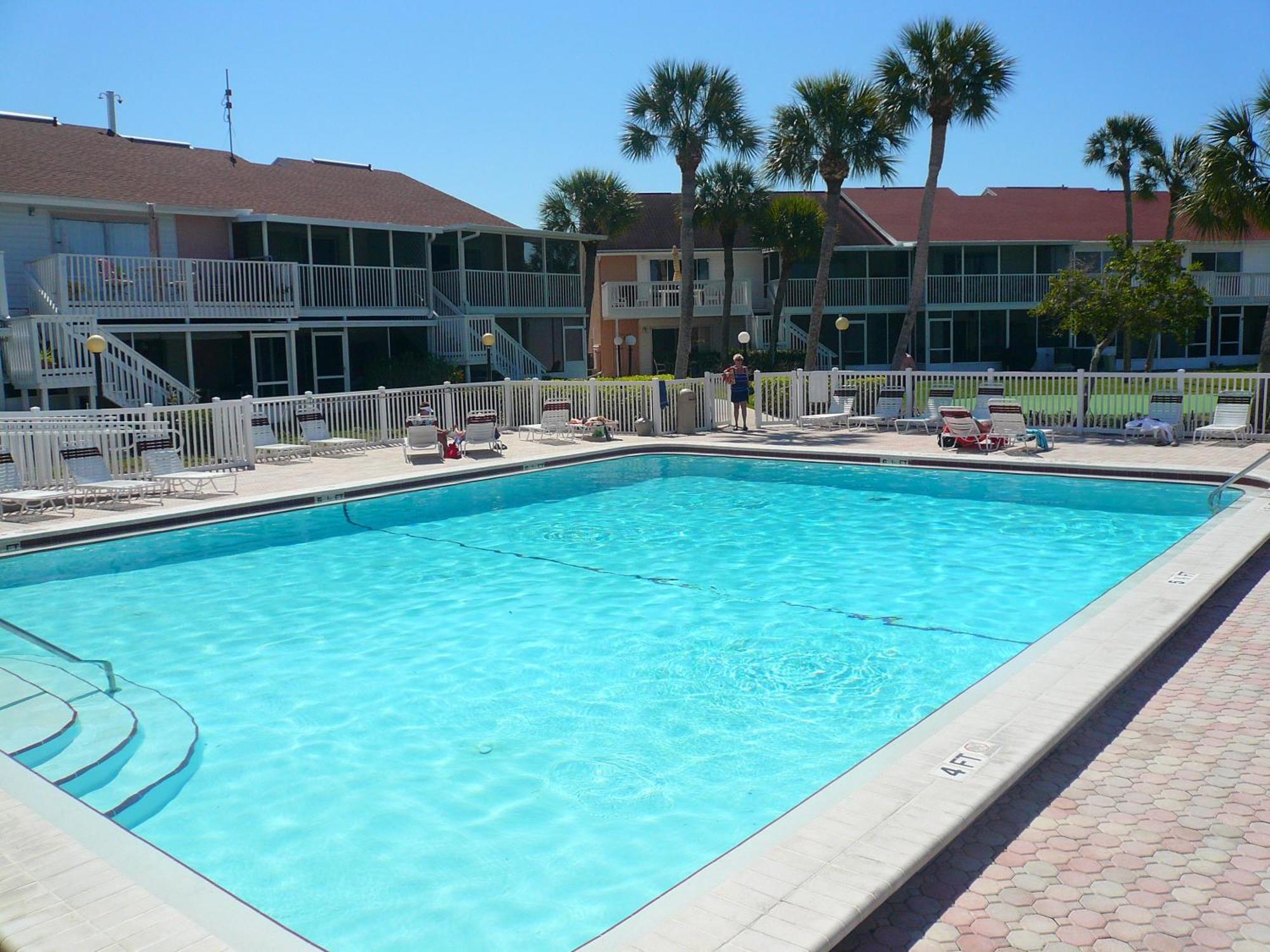 Affordable Two Bedroom Tropical Condo - Private Beach, Pools, Hot Tub St. Petersburg Exterior photo