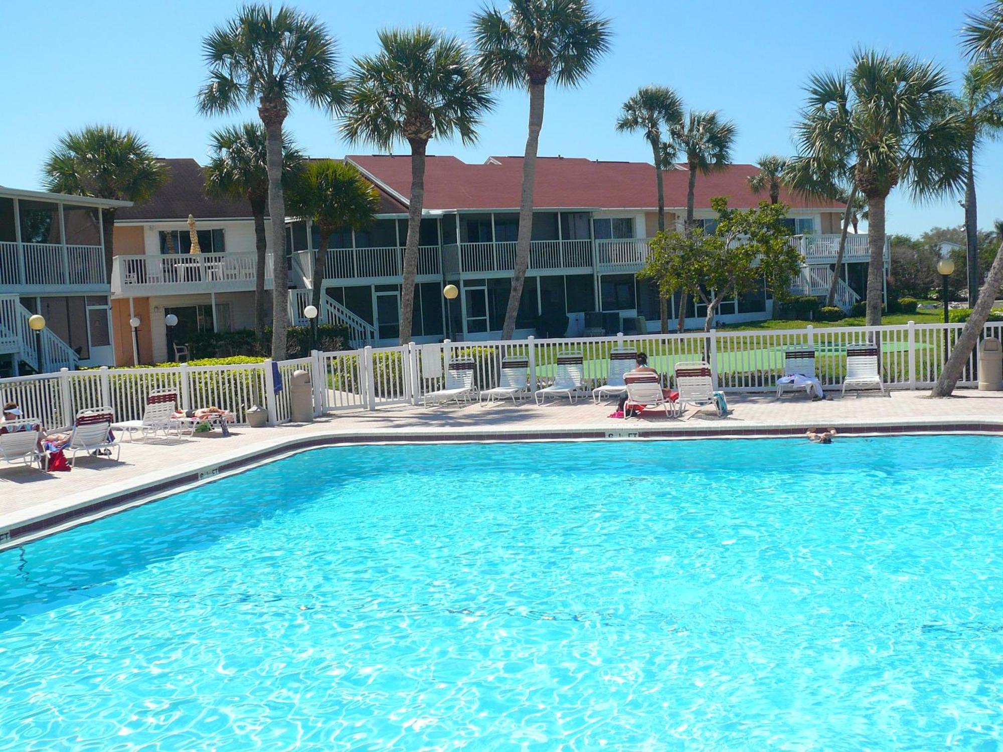 Affordable Two Bedroom Tropical Condo - Private Beach, Pools, Hot Tub St. Petersburg Exterior photo