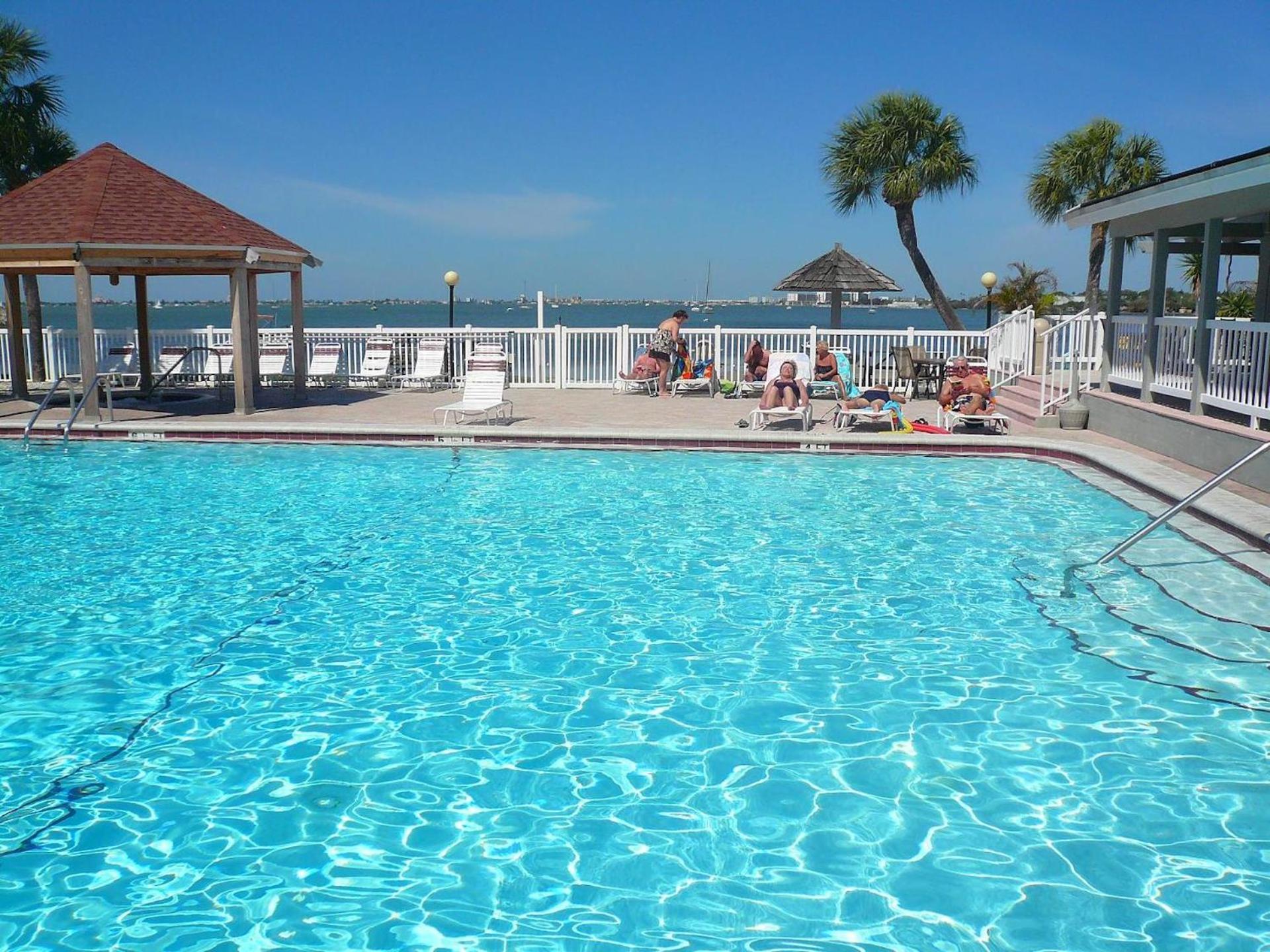 Affordable Two Bedroom Tropical Condo - Private Beach, Pools, Hot Tub St. Petersburg Exterior photo