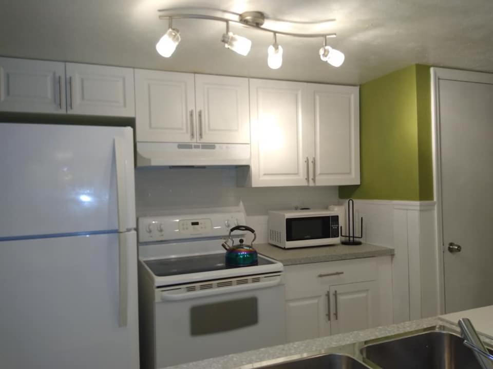 Affordable Two Bedroom Tropical Condo - Private Beach, Pools, Hot Tub St. Petersburg Exterior photo